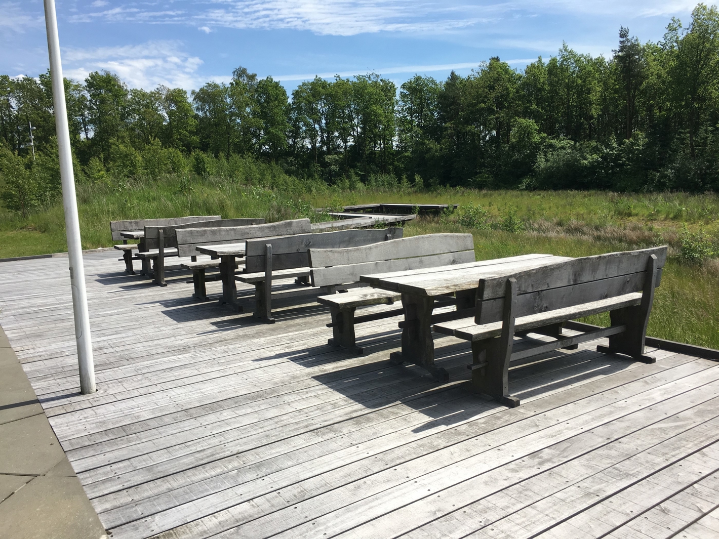 Træbænke ved siden af en lille sø ved Hjertet