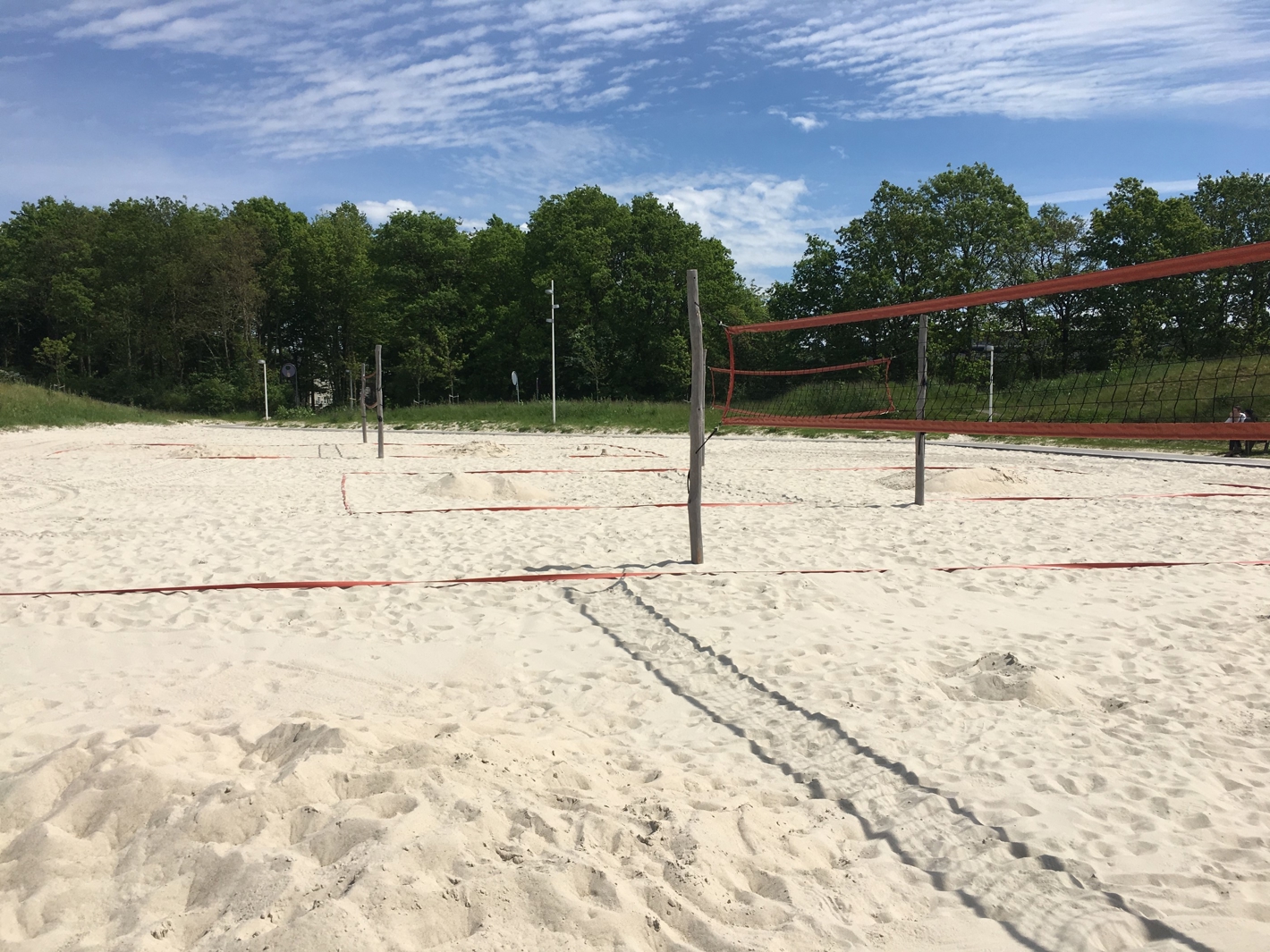 Beachvolley net sat op i et stort sandareal ved siden af Hjertet