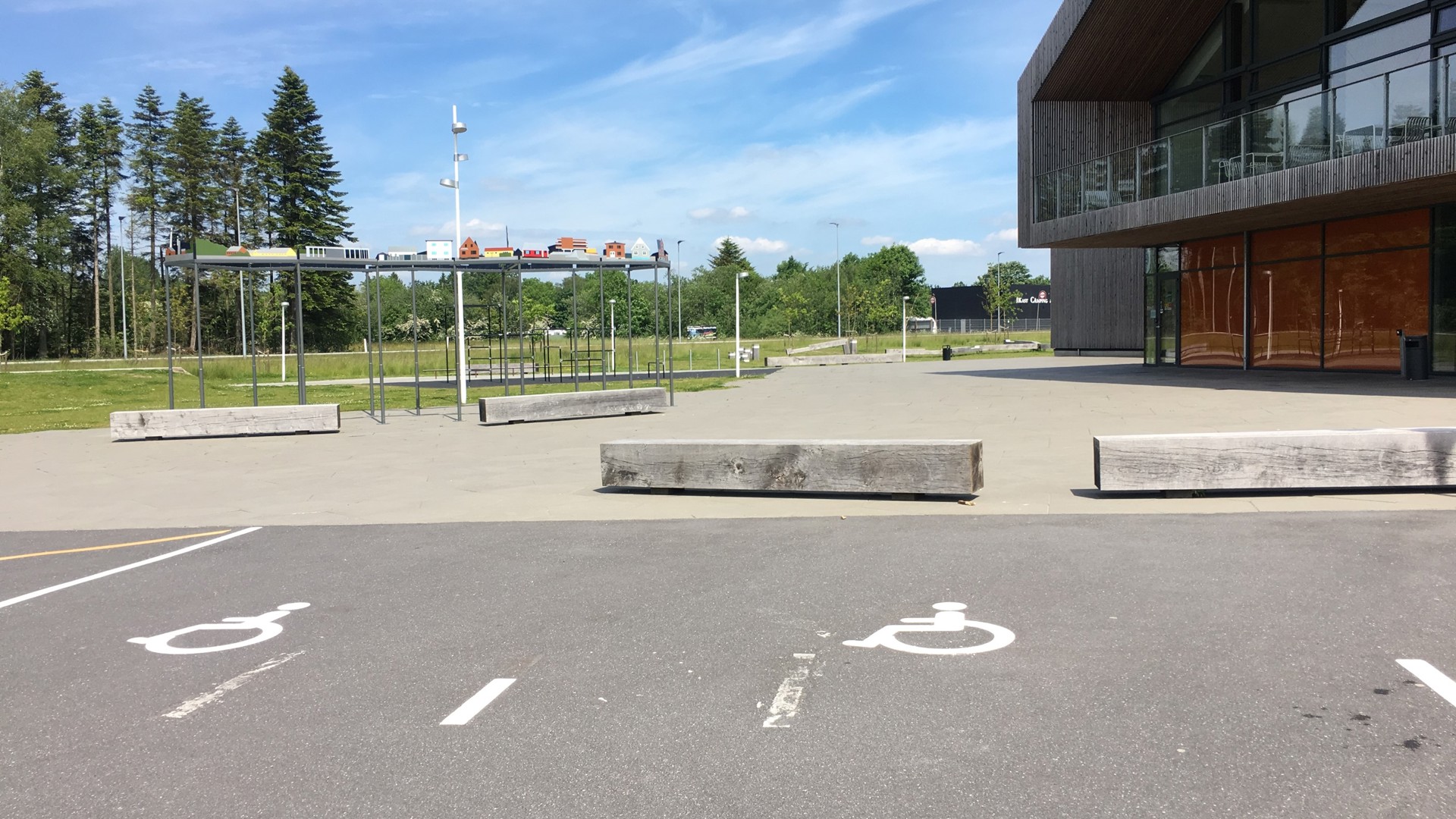 Handicap parkeringspladser foran Hjertet Handicap parkeringspladser foran Hjertet