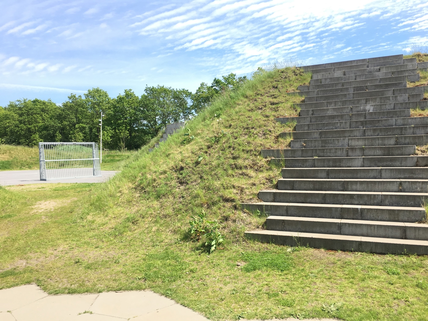 Udendørs trappe op af en lille bakke ved Hjertet
