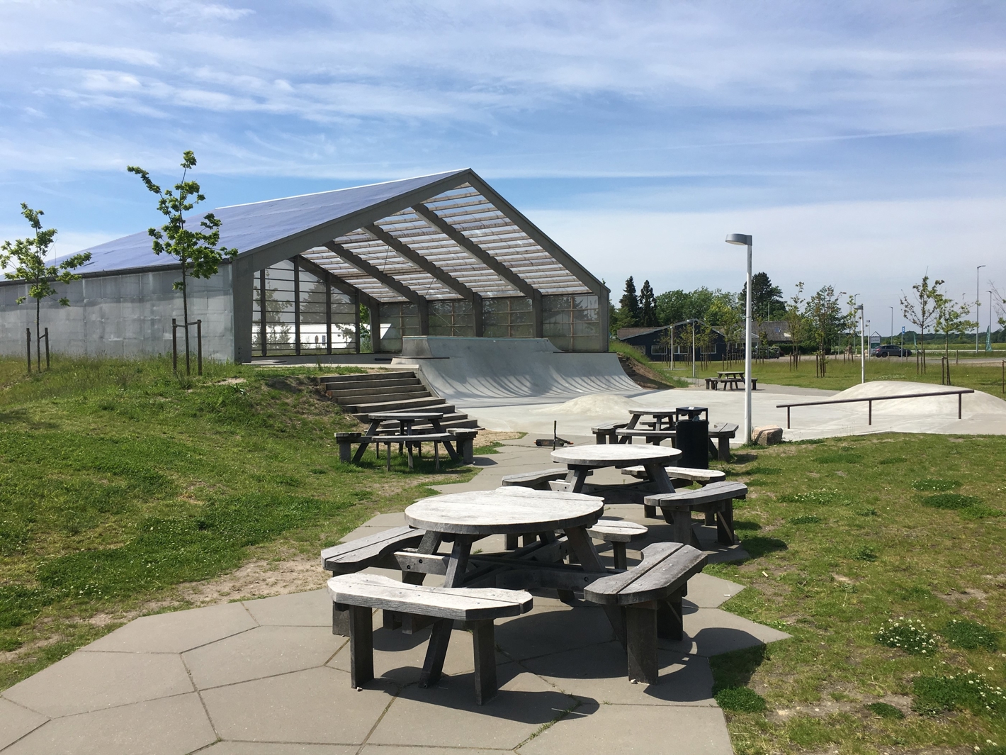 Træbænke ved skateparken ved Hjertet