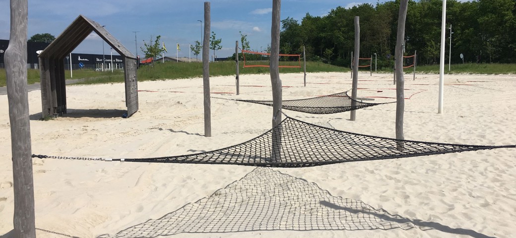 Aflangt net strakt ud på sandarealet ved Hjertet