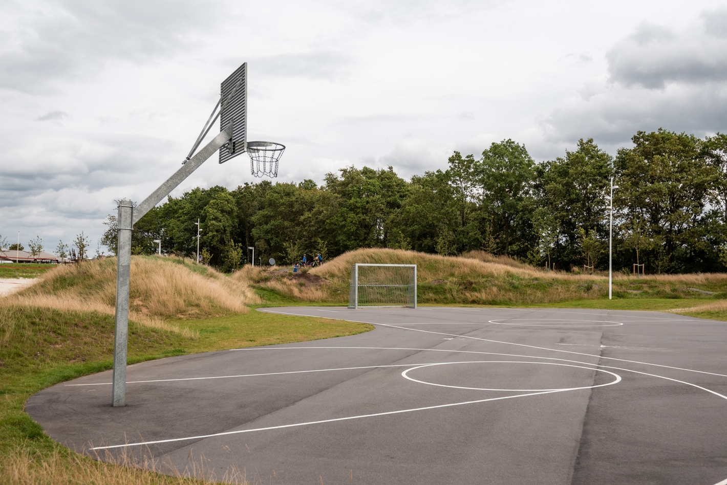 Basketballbane ved siden af Hjertet